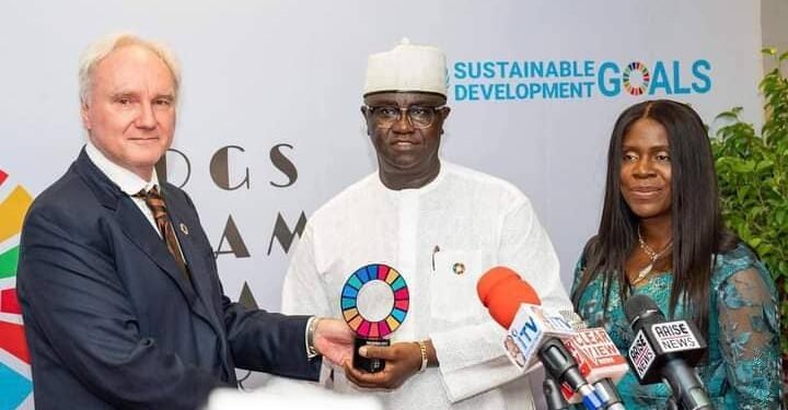*Prince Clem Agba (m) receiving the UN award