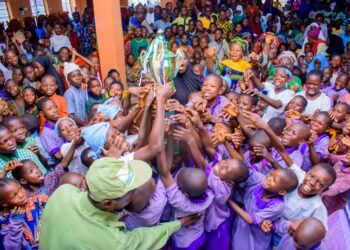 Children’s Day: Olori Janet Afolabi Hosts 1,000 Apomu Children | METROWATCH