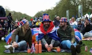King Charles’ Coronation Draws Thousands in Paper Crowns, Plastic Tiaras | METROWATCH