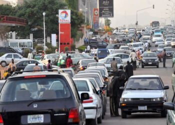 Tinubu-Subsidy: Long Queues Return in Benin as Petrol Sells for N350/litre | METROWATCH