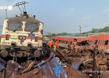 PHOTOS | 288 Dead, 850 Injured as Three Passenger Train Derail in India | METROWATCH