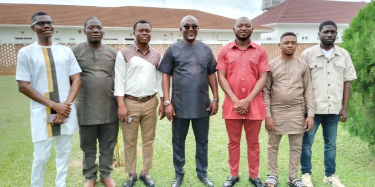 •The Chief Press Secretary to  Governor Sheriff Oborevwori,  Mr Festus Ahon  ( right) being presented with a portrait by the Assistant  Secretary-General of National  Association of Nigeria Students ( NANS) , Comrade  Chika Ossai when the Executives of the body paid him a congratulatory visit  in Government House Asaba on Wednesday.