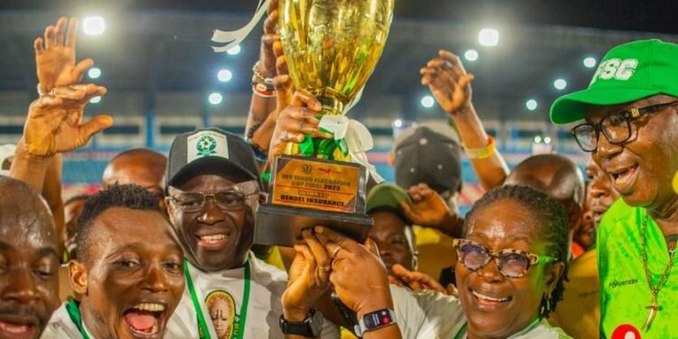 •Edo Deputy Governor, Comrade Philip Shaibu and Permanent Secretary, Edo State Sports Commission, Mrs Sabina Chikere flanked by victorious Bendel Insurance players and sports official.