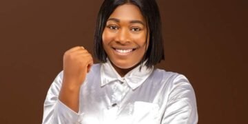 GWR: Nigerian Lady Attempts to Break ‘the Most Selfies Taken in 3-Mins’ Record | METROWATCH