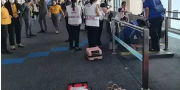 Rescuers Amputate Leg of Woman Stuck in Airport Travelator | METROWATCH