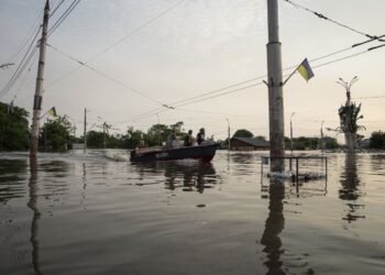 Zelensky Visits Area Flooded by Destroyed Dam in Southern Ukraine | METROWATCH