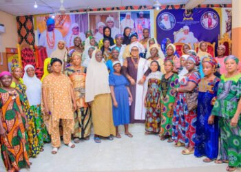 Olori Janet Afolabi Gives Interest-free Loan to Apomu Market Women | METROWATCH