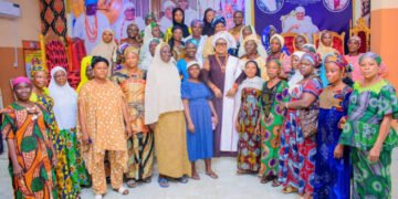 Olori Janet Afolabi Gives Interest-free Loan to Apomu Market Women | METROWATCH
