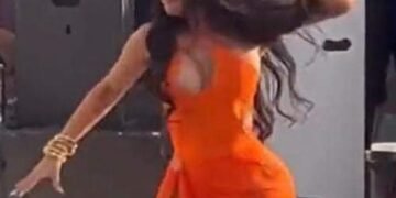 Cardi B Throws Microphone at Fan during Concert | METROWATCH