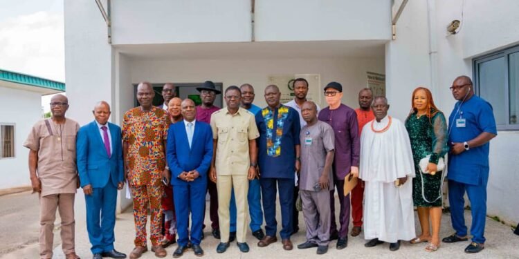 •Philip Shaibu with members of the ldunwinye Landlords Association on Thursday at the Government House, Benin City.