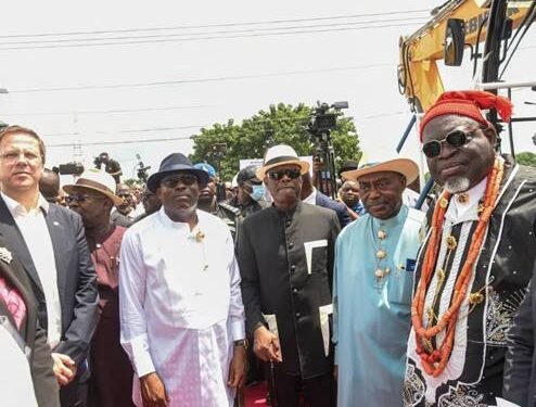 *His Excellency, Governor Siminalayi Fubara (2nd from left), Former Governors Sir Dr Peter Odili and Chief Nyesom Ezenwo Wike (2nd and 3rd respectively from right), HRM, King Sergent Awuse; and the  Managing Director of Julius Berger Nigeria Plc, Engr. Lars Richter at the flag-off ceremony for the construction of the Port Harcourt Ring Road project in Port Harcourt last Monday
