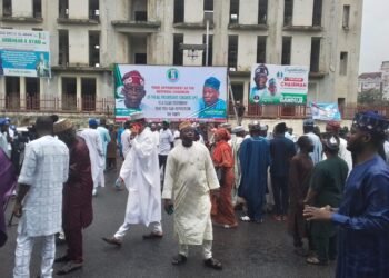 PHOTOS | Ganduje’s Jubilant Supporters Besiege APC Secretariat | METROWATCH