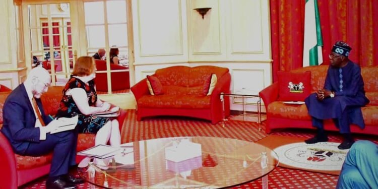 *President Bola Tinubu (r) and the U.S. Presidential Envoy & Assistant Secretary of State for African Affairs, Ambassador Molly Phee (m), during ameeting at the Presidential Villa on August 26, 2023.