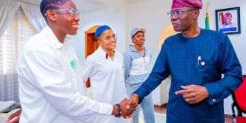 Sanwo-Olu Receives Super Falcons Stars Asisat Oshoala, Rasheedat Ajibade, Monday Gift, in Lagos Home | METROWATCH