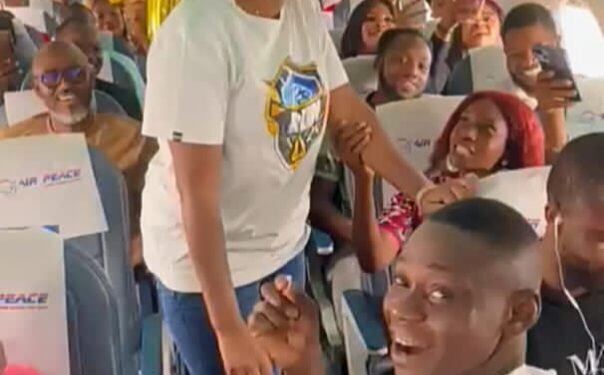 •Man proposes to girlfriend on Air Peace flight