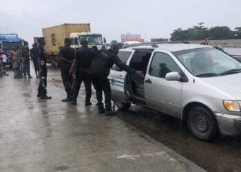 Police, Soldiers Intervene as Truck Drivers Protest Killing of Colleague in Lagos | METROWATCH