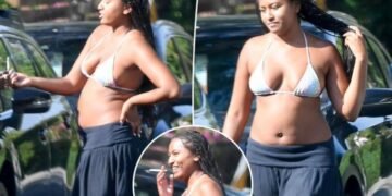 Video of Barack Obama’s Daughter Smoking in Public Goes Viral | METROWATCH