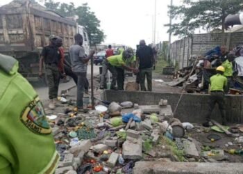 PHOTOS | Lagos Sanitation Agency Dislodges Street Traders, Seizes Goods | METROWATCH