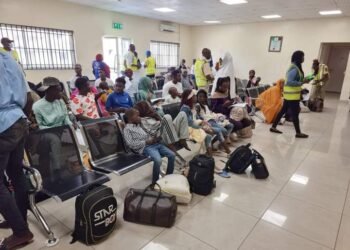 PHOTOS | 99 Stranded Nigerians Return from Niger Republic | METROWATCH