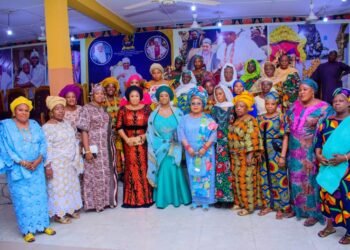 Int’l Day of Rural Women: Olori Janet Afolabi Organises Rural Women Summit, Doles out Financial Aid | METROWATCH