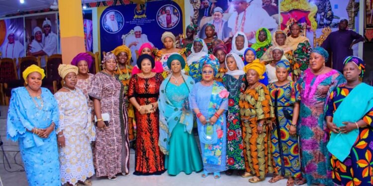 *Olori Janet Afolabi Queen of Apomu Kingdom (m) and other women at the event.