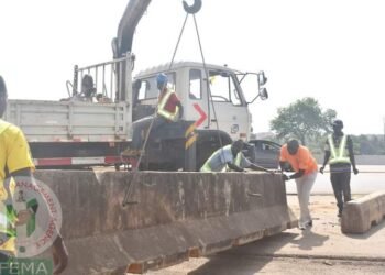 PHOTOS | FEMA Removes Barricade from Abuja Road to Ease Traffic | METROWATCH