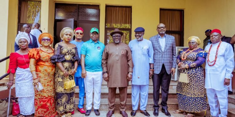 Delta Governor, Rt Hon Sheriff Oborevwori (5th right), his Deputy, Sir Monday Onyeme (4th left), Secretary to Delta State Government (SSG), Dr. Kingsley Emu (3rd right), with the Chairman, Delta State Urban Water Board, Chief Solomon Areyinka (4th right) and other members of the Board shortly after their in Asaba on Thursday. Pix Enarusai Bripin