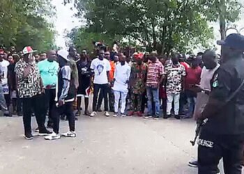 JUST IN | Protests Rock INEC Office in Yenagoa over Alleged Doctored Governorship Election Results | METROWATCH