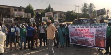 PHOTOS | Gridlock as Lagos Residents Protest Bad Road | METROWATCH