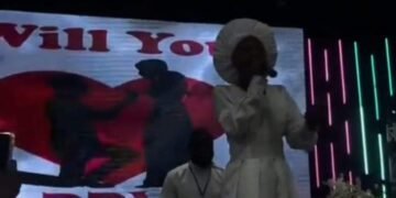 Man Proposes to Lady Singing in Church | METROWATCH