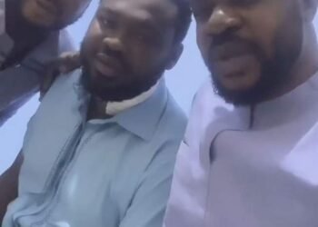 Actor Odunlade Visits Azeez Ijaduade in Hospital | METROWATCH