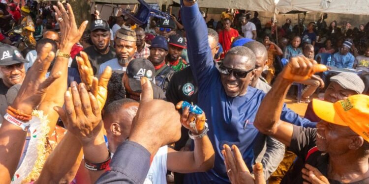 *Frontline aspirant of the Peoples Democratic Party (PDP) in the 2024 Governorship Election in Edo State and former Chairman of Sterling Bank Plc, Dr. Asue Ighodalo, acknowledging cheers from supporters in Ubiaja, Esan South East LGA, on Tuesday, January 23, 2024.
