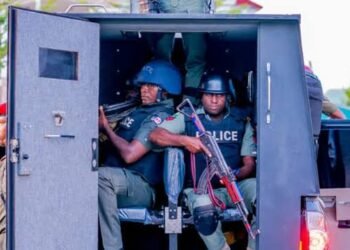 VIDEO | Abuja Kidnapper, Handcuffed in Police Truck, Threatens Policeman | METROWATCH