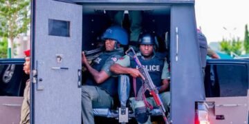 VIDEO | Abuja Kidnapper, Handcuffed in Police Truck, Threatens Policeman | METROWATCH