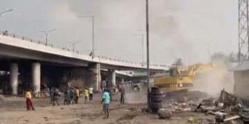 Lagos Begins Clean-Up of Obalende Under-Bridge | METROWATCH