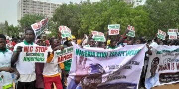PHOTOS | Pro-Tinubu Youths Storm N’Assembly, Fault NLC’s Planned Protests | METROWATCH