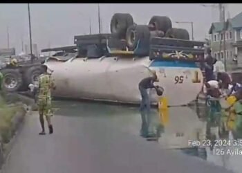 Lagos Residents Scoop Engine Oil from Fallen Tanker | METROWATCH