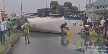Lagos Residents Scoop Engine Oil from Fallen Tanker | METROWATCH
