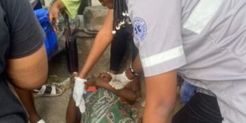 PHOTOS | Expectant Woman Gives Birth at Lagos Bus Stop | METROWATCH