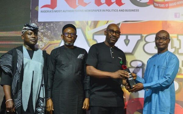 *L-R: Messrs. Ayodele Aminu, MD New Telegraph newspaper, Freston Akpor, Prince Ita Henshaw (both of PAP) and Mr Onuoha Ukeh, MD Sun newspapers, presenting the award to Henshaw at the event.