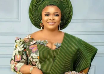 Actress Dayo Amusa Reacts as Bobrisky wins ‘Best Dressed Female’ Award | METROWATCH