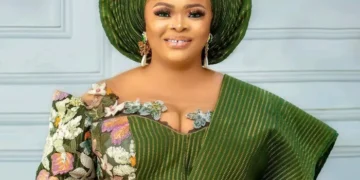 Actress Dayo Amusa Reacts as Bobrisky wins ‘Best Dressed Female’ Award | METROWATCH