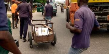 PHOTOS | LAWMA Arrests 2 Cart Pushers for Illegal Waste Disposal | METROWATCH