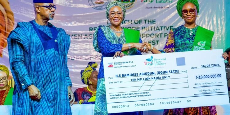 *First Lady Oluremi Tinubu presenting a check to Ovin First Lady Bamidele Abiodun