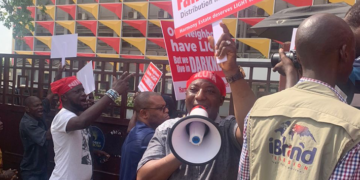 Magodo Residents Demand End to 7-day Power Outage, Shut Down IKEDC Office | METROWATCH