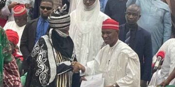 KANO | Gov Abba Yusuf Presents Letter of Reinstatement to Emir Sanusi | METROWATCH