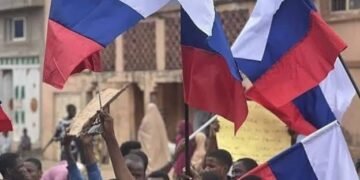 We’re Not Involved, Embassy Disowns Protesters Waving Russian Flag | METROWATCH