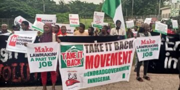 Abuja Protesters Head Towards Presidential Villa | METROWATCH