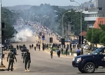 Police Open Fire on Protesters in Abuja | METROWATCH
