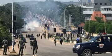 Police Open Fire on Protesters in Abuja | METROWATCH
